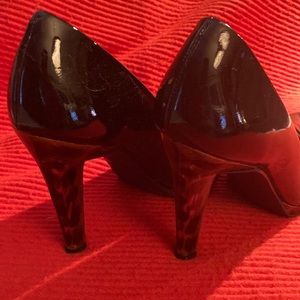 Jessica Simpson black heels with tortoise heel size 51/2. Very comfortable